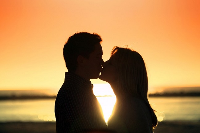 Giải mã giấc mơ thấy hôn người lạ, đánh lô đề con gì ?
